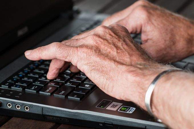 9 Tips to Teach Your Grandparents Tech image