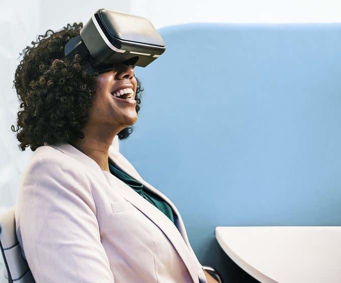 4 Services To Hold Meetings In Virtual Reality image