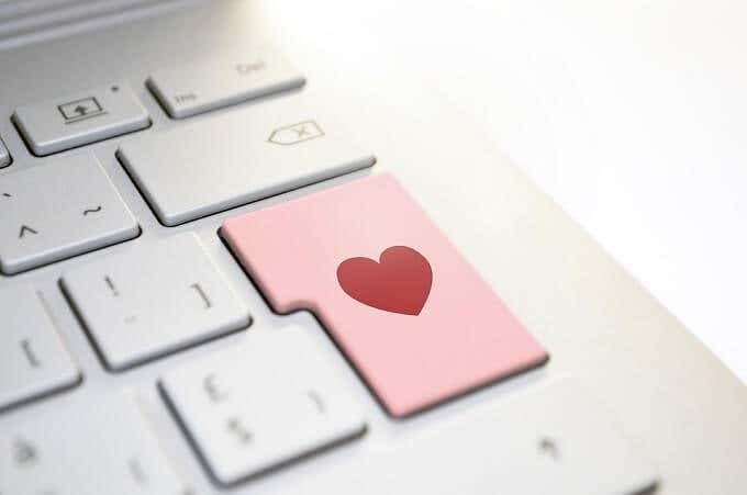 Online Dating Scammers: 10 Red Flags To Spot & Avoid Them image
