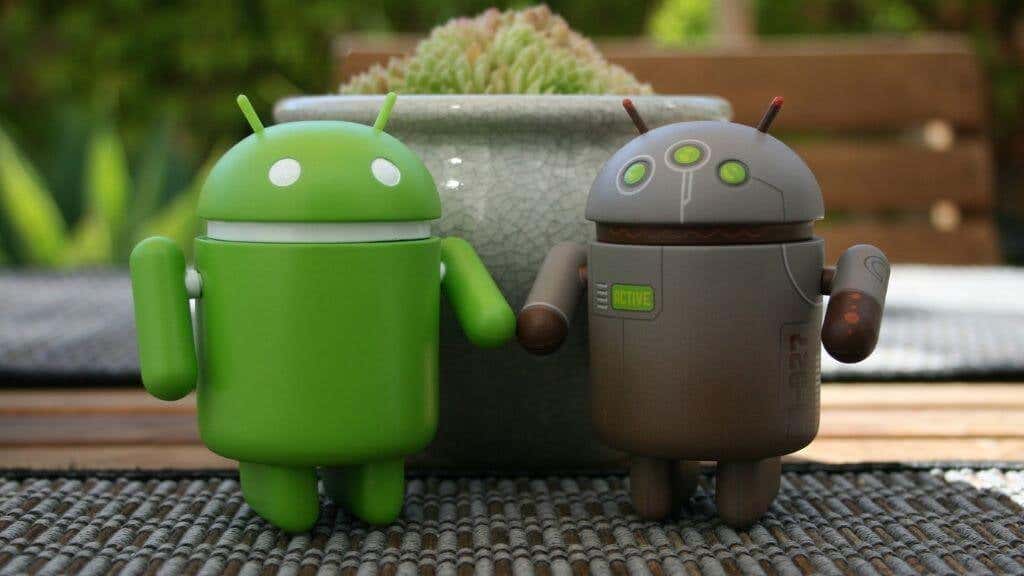 Two Android logo robots