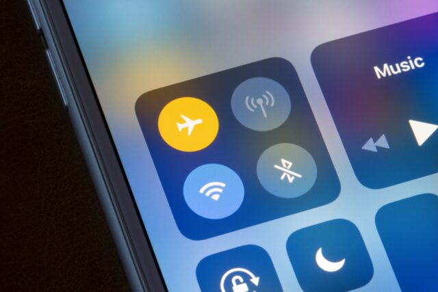 Cellular Data or Wi-Fi: Which Should You Use on Your Smartphone?