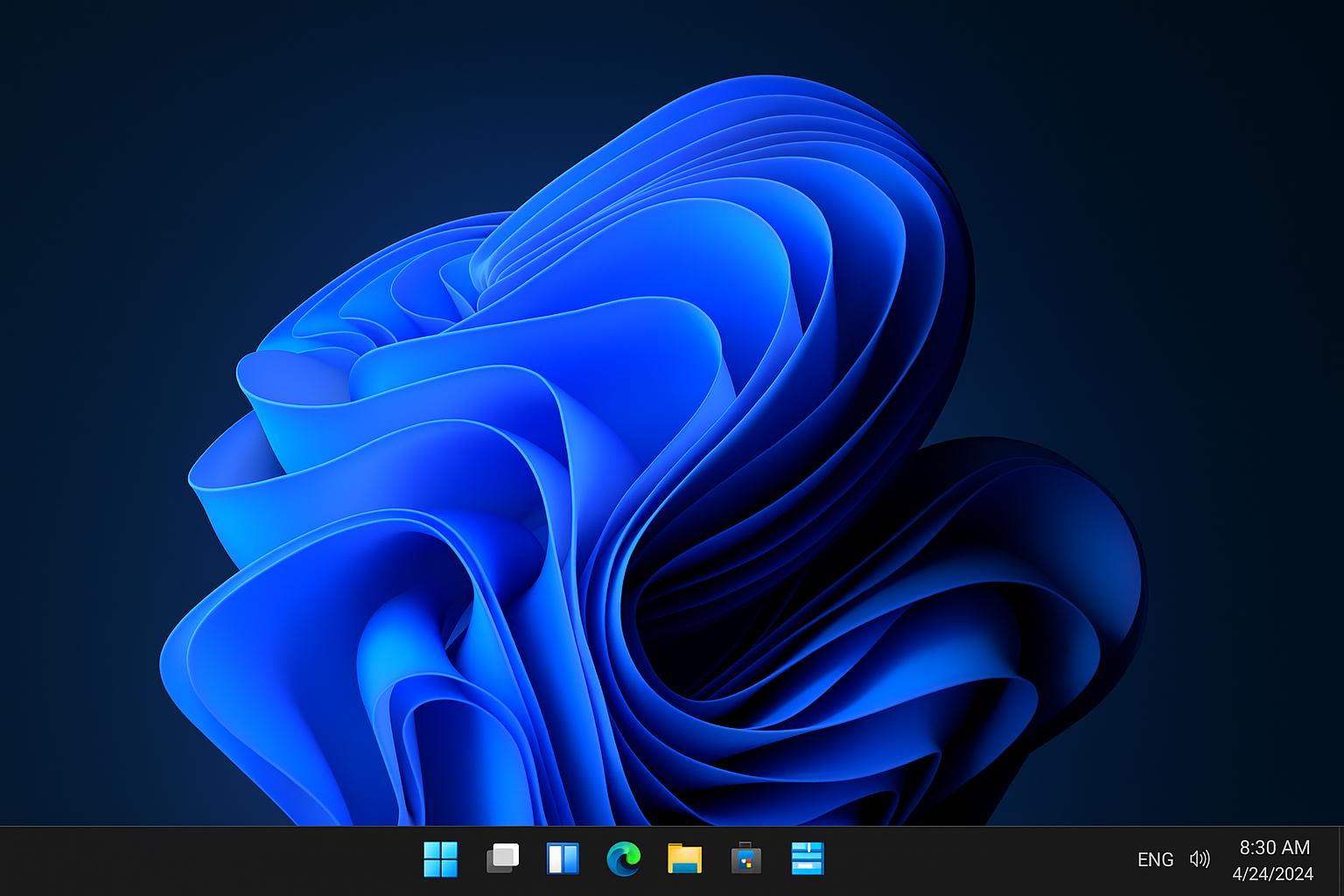 Windows 11 with ExplorerPatcher showing customized taskbar with Windows 10 style elements