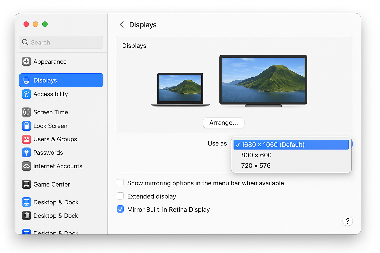 macOS System Settings Displays page with mirror/extend options