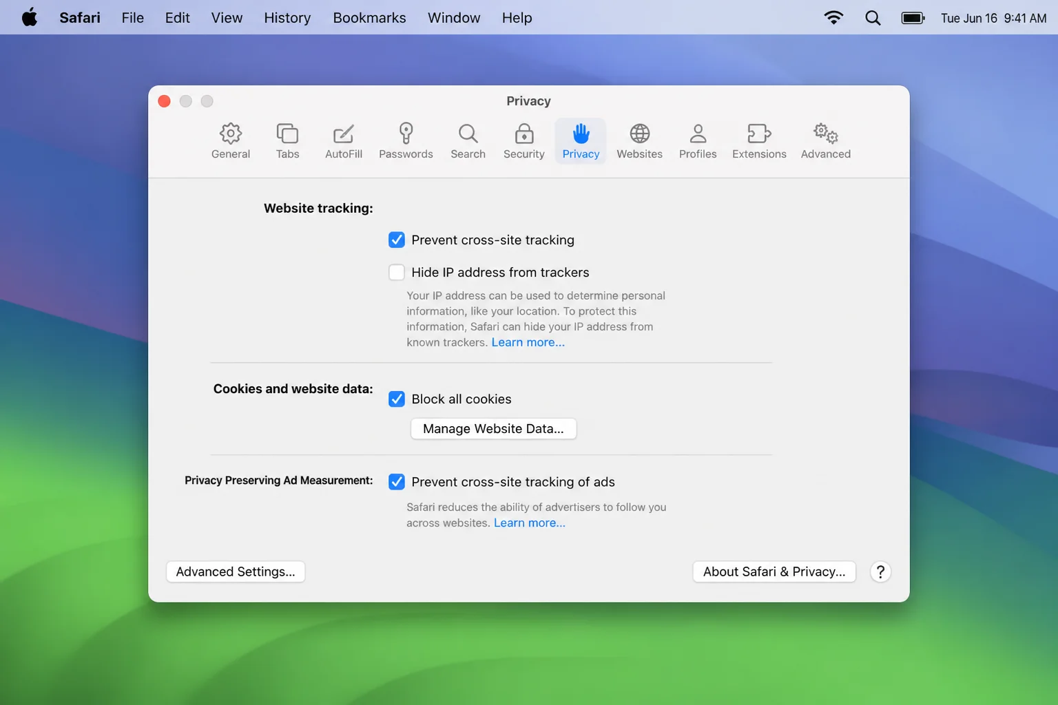 Safari Settings Privacy panel showing the cross-site tracking and website-data controls